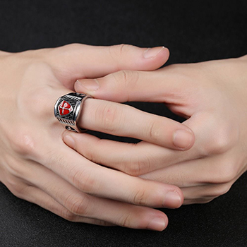 кольцо на левом безымянном пальце