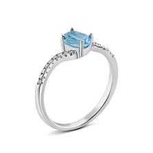 Серебряное кольцо с голубым кварцем и фианитами. Артикул UG5SZDR31899